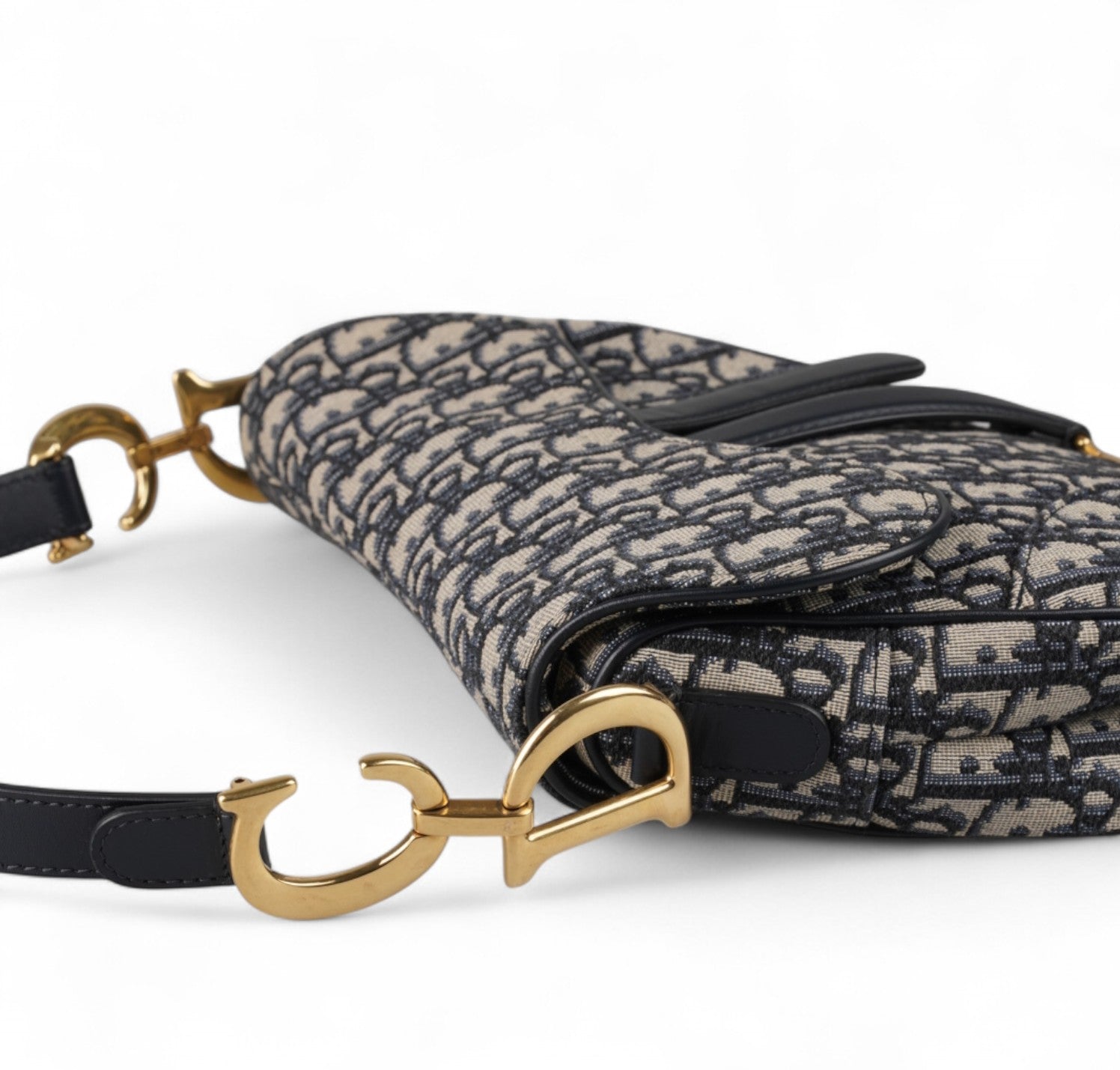 Saddle Oblique Media